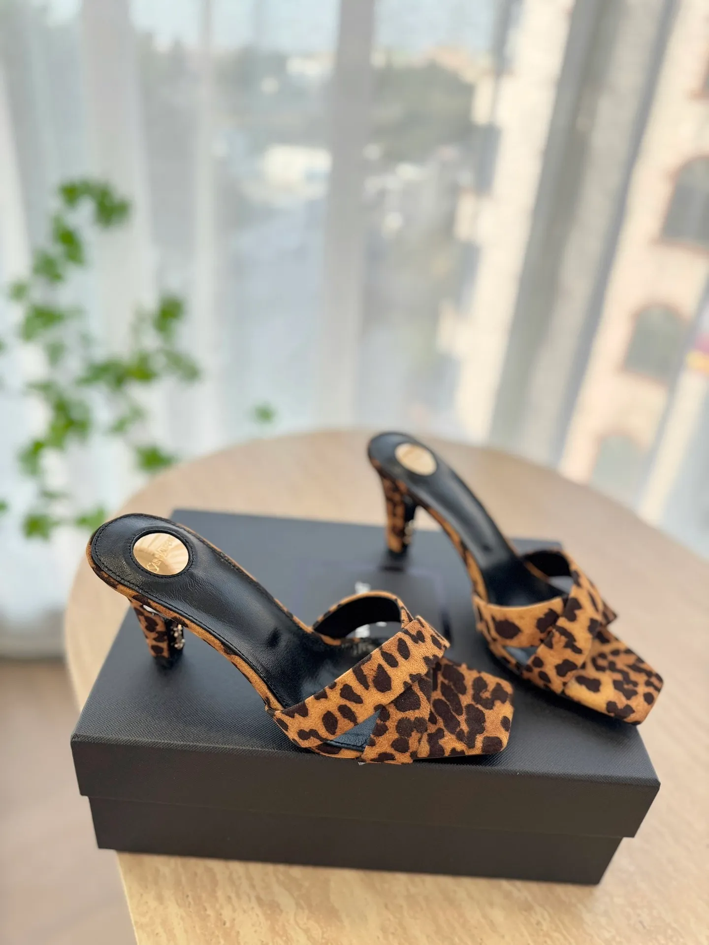👟👟Ex-factory price 560👟👟 High version "SAINT LAUREN*" Saint Laurent ysl 25ss/new spring and summer catwalk model with large rhinestone high heels and sandals. Only YSL understands women's hearts best and does not accept refutation. It is a super invincible feminine artifact and a must-have for women (z-product full-body customization, own molded hardware accessories, perfect consistency). Compare the differences between pictures and goods on the market. ✔Upper: Customized imported silk ✔Lining: Imported 🐑Sheep leather ✔Sole: Imported genuine leather outsole ✔Heel height: 8cm ✔Number of yards: 35-39 (40, 41, 42 can be customized and non-returnable) (Full set of packaging)